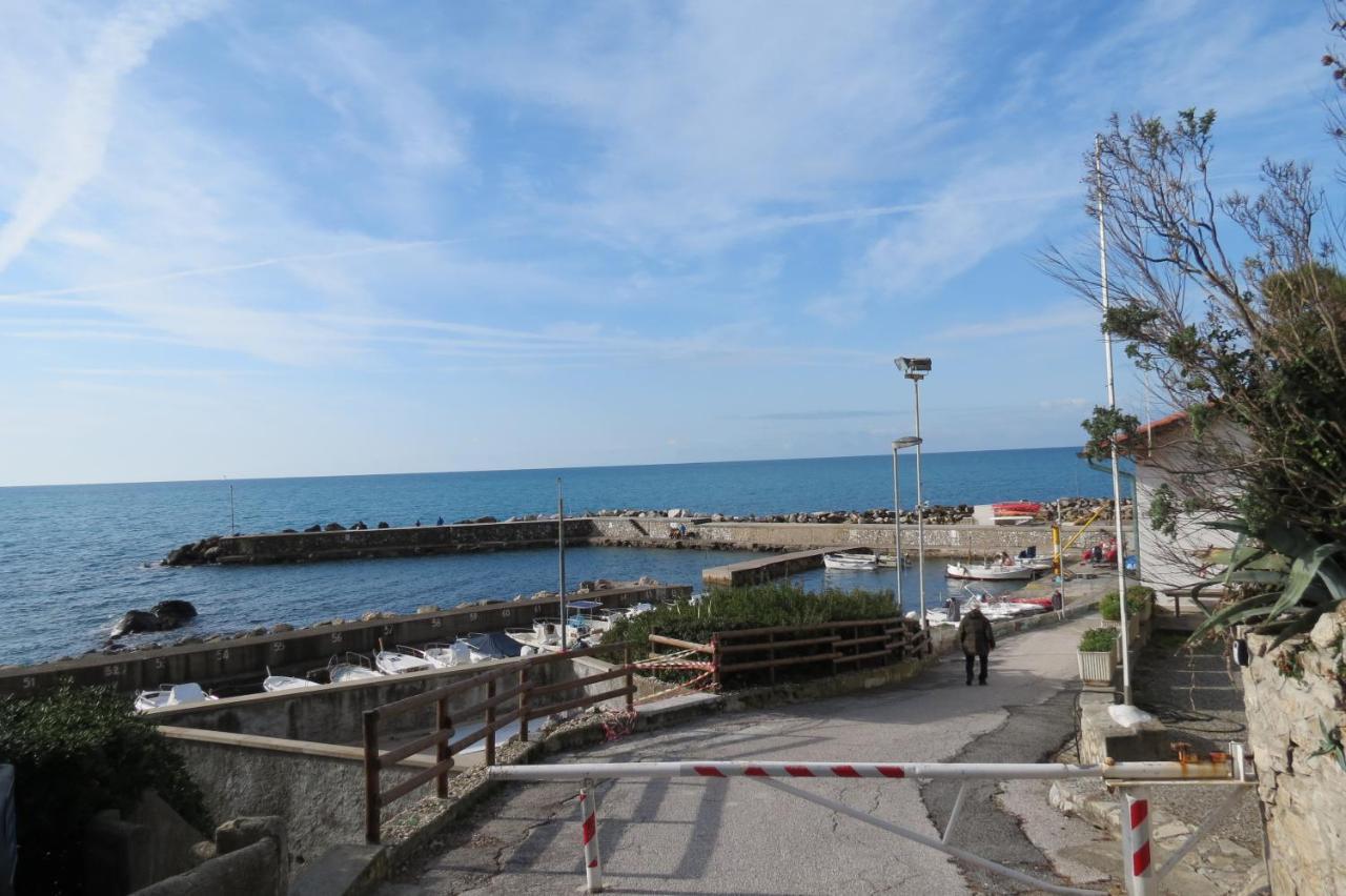 Bellavista Beachfront Apartments Quercianella Esterno foto